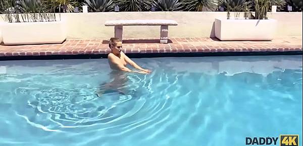  DADDY4K. Ninfa flaca copula con el padre de BF en la piscina